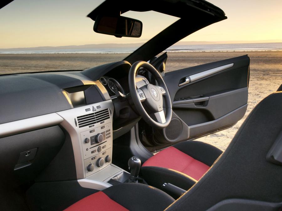 Интерьер Vauxhall Astra TwinTop 2006 года  (фото 11 из 30)